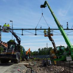 Rivning av gammal kontaktledningsbrygga i Lerum. Hela elkraftsanläggningen mellan Göteborg och Alingsås ska bytas ut. Foto: Trafikverket