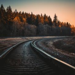 Det nya företaget kommer i en övergångsfas att använda varumärket Pandrol, för att sedan återta det tidigare namnet Rosenqvist Rail.​ Foto: irina iriser/unsplash