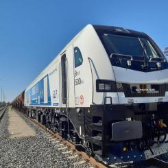EURO9000 är det nya hybridloket med flera driftsystem för användning i hela Europa. Loket möjliggör upp till 500kN dragkraft med en effekt på 1,9 megawatt i dieselläge och upp till 9MW i elektriskt läge. Euro9000-plattformen är den naturliga utvecklingen av Stadlers lokfamilj EuroDual och Euro4000. Foto: Stadler