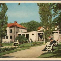 Lindesbergs station under 1940-talet. Bilden illustrerar hur många järnvägsstationer såg ut före nedmonteringen av trädgårdsanläggningarna som inleddes på 1950-talet. Foto: Göteborgs universitet