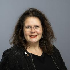 "Vi efterfrågar snabba, genomförbara beslut som ger fler och punktligare tåg på Mälarbanan och ett mer robust system, även med hänsyn till totalförsvarets behov", fortsätter Jenny Landernäs, regionråd. Pressbild: Region Västmanland