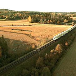 VR-tåg på väg. Målet är också att öka återvinningen av avfall från passagerare genom att undersöka sortering och återvinningsmöjligheter både ombord på tågen och vid depåerna. Foto: VR