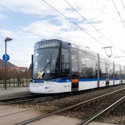 Staden Jena i Tyskland tar just nu emot totalt 33 Tramlink-vagnar – här ses den sjudelade versionen under sin premiärtur i december 2023. Foto: Jenaer Nahverkehr