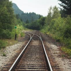 Föråldrade spår är en av orsakerna till att tågens punktlighet har försämrats, anser Tågföretagen. Foto: kari shea unsplash