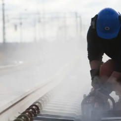Trafikverket river den gamla rälsen på Karlstad C och kapar den i behändiga längder. Foro: Trafikverket
