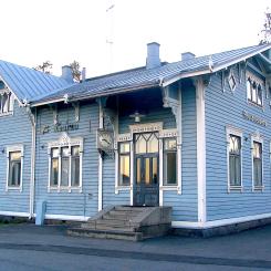 Den här byggnaden, som byggdes 1897 valdes till Finlands vackraste järnvägsstation för ett antal år sedan. Nu fungerar den som bostad för två pensionärer. Foto: Wikipedia Common Lic. Kredit: Zache
