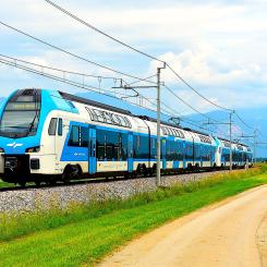 SŽ klass 313 EMU (Stadler KISS 160) på väg i Slovenien, Foto: Wikipedia Common, kredit: Nelso Silva