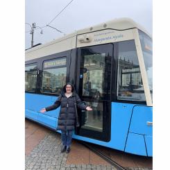 Den prisade Maggan tillsammans med spårvagnen Maggan. Göteborgs Spårvägar