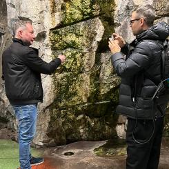 Magnus Ivarsson visar en av de gruvdvärgspindlar som finns kvar, trots bortspolning i Kungsträdgårdens T-banestation, för en reporter på SR:s P4. Foto Jonas Sverin