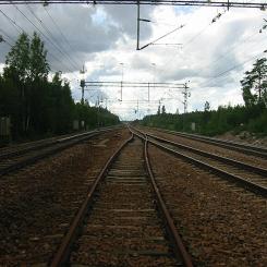Mälarbanans järnväg öster om Kolbäck 2011. Foto: Wikimedia Commons