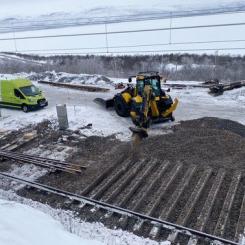Sliprar läggs på plats vid återställningsarbetet på Malmbanan Foto: Trafikverket