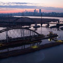 Tre nya brosektioner ska så småningom ersätta den över hundra år gamla Portal Bridge, en viktig förbindelse mellan Newark i New Jersey och New York. Foto: Mammoet