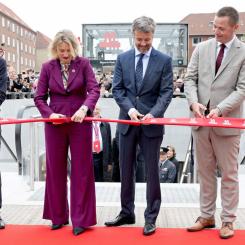De nya stationerna invigdes av HM Kungen (danska kungen, andra från höger) under en ceremoni på Mozart Plads. Ungefär 6 000 människor samlades för att bevittna den högtidliga öppningen.