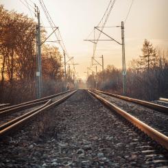Under året har sjuttio politiker från sju län arbetat i tre temagrupper med fokus på Storregional kollektivtrafik, godstransporter respektive Internationell tillgänglighet- och konkurrenskraft. Foto: michal biernat/unsplash