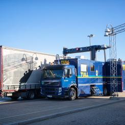 Mobil scanner röntgar ett lastbilssläp. Fotograf: Mette Ottosson/Tullverket