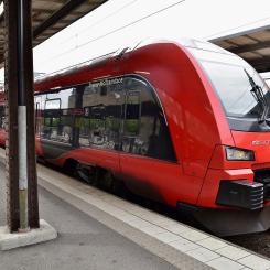 MTR-Express- tåg byggt av Stadler, som bär namnet FLIRT X74 och har klassenhet nr. 74005, mer känd som Trainy McTrainface, väntar här på Göteborgs centralstation efter att ha anlänt från Stockholm. Foto: Wikipedia Common Lic, kredit: Bahnfrend-CC BY-SA 4.0