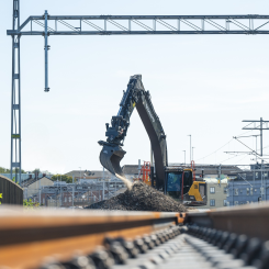 Uppdraget gäller entreprenaderna Trelleborgsbanan, Lommabanan, etapp 2 samt nyligen också entreprenaden Oxie där hållplatsen ska byggas om till en enspårsdriftplats som bland annat möjliggör för tågen att vända där.Foto: In frakraft
