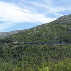 Nattåget Stockholm–Narvik vid Rombak. Foto: Kolbkorr - Own work, CC BY-SA 4.0, https://commons.wikimedia.org/w/index.php?curid=119911642/Wikimedia Commons