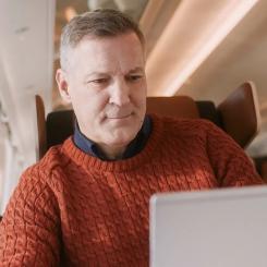 Förbättringar av tågtrafikens datatäckning och nätverkskommunikation är en samlad ansträngning som kräver engagemang från flera håll. VR:s ledningsråd uppmanar till fortsatt och fördjupat samarbete för att utveckla och förbättra infrastrukturen längs spåren, vilket i sin tur kommer att höja standarden på tågresandet i Finland. Foto: VR