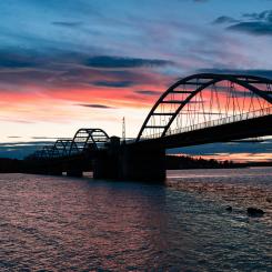Den östliga dragningen lyfts fram som ett alternativ som skulle stärka integrationen mellan olika transportslag och främja en mer effektiv regional utveckling. Älvbro i Luleå. Foto: Casper van Battum/Unsplash