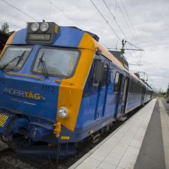 De nya tågen som upphandlas ska ersätta befintliga fordon som når sin tekniska livslängd under kommande år. På bilden syns ett X11-tåg. Foto: Norrtåg