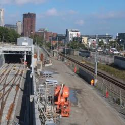 Tunneln, tillsammans med bullerskärmar på stödmurar, hjälper till att dämpa trafikbullret. Foto: Trafikverket