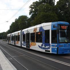 Spårvagn av typen A34 utanför Liljevalchs/Gröna Lund. i Stockholm. Foto: AleWi/Wikimedia Commons/https://commons.wikimedia.org/wiki/File:Stockholm,_sp%C3%A5rvagn,_2014,_12.jpg