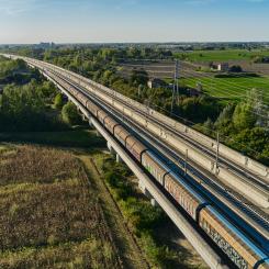 Järnvägsförbindelsen kopplar samman produktionsområden i norra Italien med den svenska marknaden. Foto: Nurminen