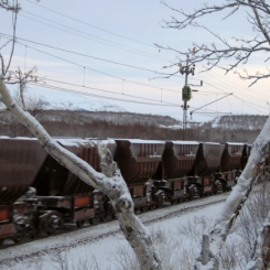 Sensorerna som monteras mäter rörelserna i både marken och i snölagret och skickar, i realtid, en signal till Trafikverket. Bild: Trafikverket