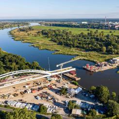 Ny innovativ bro över floden Oder vid gränsen mellan Tyskland och Polen. Foto: Mammoet Marketing & Communications