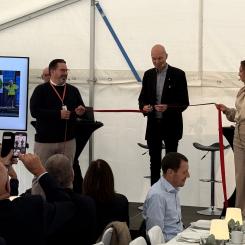 Jörgen Einarsson Regional Direktör, Trafikverket klipper band under invigningen av Olskroken planskildhet tillsammans med Mattias Emanuelsson entreprenadchef på Peab och Jenny Skogberg som är projektledare Olskroken Planskildhet, Trafikverket. Foto: Peab