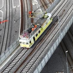 Dragstänger är stag som hjälper till att hålla kontakttråden stabil och sträckt över spåret, vilket förhindrar att tråden svajar på grund av vind eller tågens rörelse.
Utliggare är horisontella armar monterade på själva stolpen som håller kontakttråden på rätt höjd och avstånd från spåret. Foto: Trafikverket