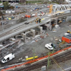 Det råder full aktivitet i Olskroken planskildhet med förberedelser för godsspåret som ska kopplas in i början av december. Foto: Trafikverket