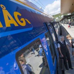 Resenärer från Vännäs och Vindeln kommuner att få åka buss. Foto: Vy
