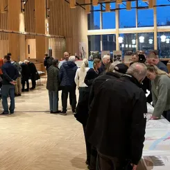 Många passade på att komma förbi, lyssna på presentationer och ställa frågor om Norrbotniabanan. Foto: Trafikverket