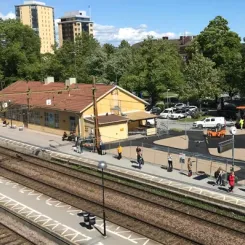 För att öka säkerheten vid Örebro Södra ska en ny plattform byggas på västra sidan av spåren. I samband med det kommer mittplattformen att rivas och plattformsövergången att stängas. Foto: Trafikverket