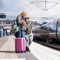 Familj med resväska väntar på tåg Fotograf/Källa: Öresundståg/Apelöga