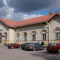 Järnvägsstationen i Uleåborg byggdes 1886 när Österbottniska järnvägen nådde staden. Järnvägen från söder till Uleåborg elektrifierades 1983 med hjälp av kontaktledningar på 25 kV. Elektrifieringen norrut från Uleåborg till Rovaniemi blev inte klar förrän 2004. År 2006 elektrifierades även järnvägen från Uleåborg till Idensalmi. De snabbaste tågen från Uleåborg till Helsingfors trafikeras av VR:s Pendolino-tåg. Foto: Wikipedia Common, kredit: TeVe