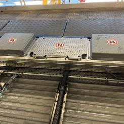 Installation av OxBox på tak till regionaltåg i Sverige. Denna OxBox är bestyckad med en kommunkationsgateway inkl. 2x 5G-modul och 1x 4G-modul för 450 MHz samt totalt 11x antennelement (varav 2 inte syns i bild). Foto: Anton Törnblom
