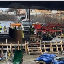 En tunnel byggs under järnvägen. Foto: Trafikverket