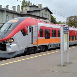 PolRegio tåg av typ EMU anländer till Opoczno på perrongen för stationen Tomaszów Mazowiecki. Foto: Wikipedia Common, Kredit: Warszawska róg Szerokiej w Tomaszowie Mazowieckim w województwie łódzkim, PL, EU. CC0
