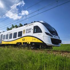 Det totala värdet på ordern är nästan 438 miljoner polska zloty, vilket motsvarar cirka 103 miljoner euro. Varje tåg kostar ungefär fyrtiofyra miljoner zloty, där majoriteten av summan täcker själva fordonet medan resterande belopp går till ett sexårigt underhållsavtal. Foto: Koleje Dolnośląskie