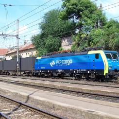Ett polskt PKP-tåg anländer till Prag. Foto: Wikipedia Common, kredit:ŠJů (cs:ŠJů)