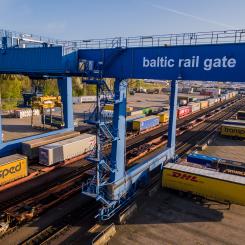 Företaget Kombiverkehr är aktiv vid Skandinavienkajen i Lübeck. Pressefoto: Kombiverkehr