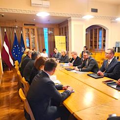 Vid mötet med lettiska regeringsministrar betonade Trautmann att Rail Baltica varit mycket framgångsrikt när det gällde att säkra medfinansiering från EU. Foto: Rail Baltica