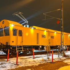 Maskinen har både arbets- och laddningskapacitet via kontaktledningssystemet. Foto: Railcare