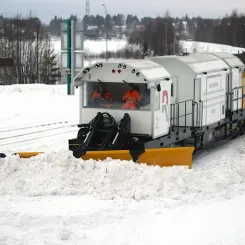 Röjningslok med snöplog. Pressfoto: Railcare