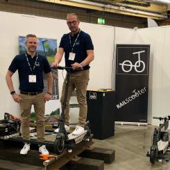 Enzio Puronranta och Tobias Karlsson presenterade sin egenutvecklade produkt ”Railscooter” på järnvägsmässan Elmia Nordic Rail.