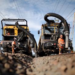 Railvac är en dieseldriven vakuummaskin som används för exempelvis kabelhantering och ballastarbete. Foto: Railcare