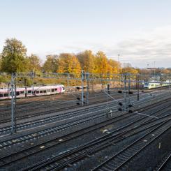 VR kommer i allt högre grad att fokusera på sin kärnverksamhet som operatör av passagerar- och godstrafik. Ägandet av infrastrukturen och driften av tåg separerades redan 1995 när VR grundades. Avyttringen av de privata spåren är en naturlig fortsättning på denna utveckling. Källa: VR, kredit: Kuva